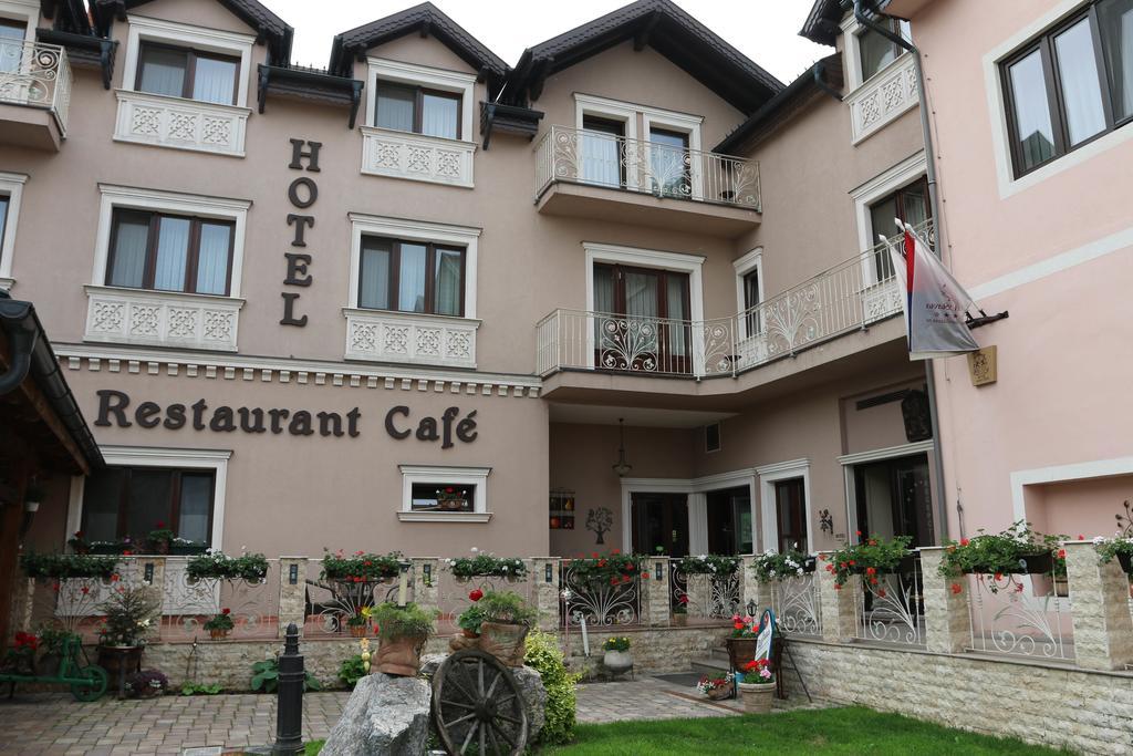 Hotel Slavia Salonta Dış mekan fotoğraf