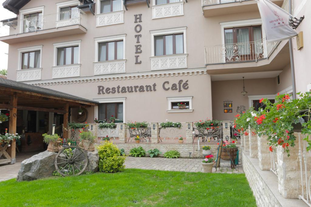 Hotel Slavia Salonta Dış mekan fotoğraf
