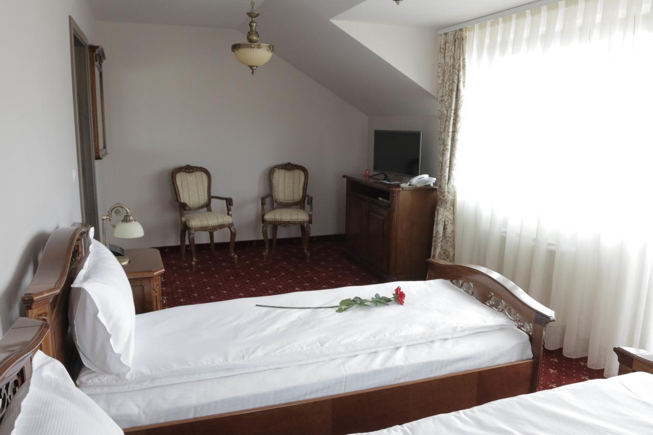 Hotel Slavia Salonta Dış mekan fotoğraf